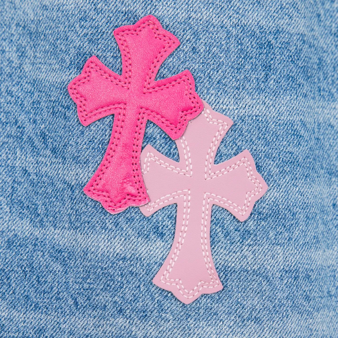 P260 (Higher version, evergreen version) Chrome Hearts 25FW CH blue trousers pink leather cross bamboo jeans. They adopt patchwork elements, mostly in the shape of a cross, with glitter on the leather surface. Unique design, simple and elegant details, exquisite workmanship, neat lines of the entire trousers, and perfect details! It’s also so cool that both men and women can easily control it. It’s a gender-neutral trendy up version. Style number: 1728 Color: blue pants and pink leather Size: 28 30 32 34 36